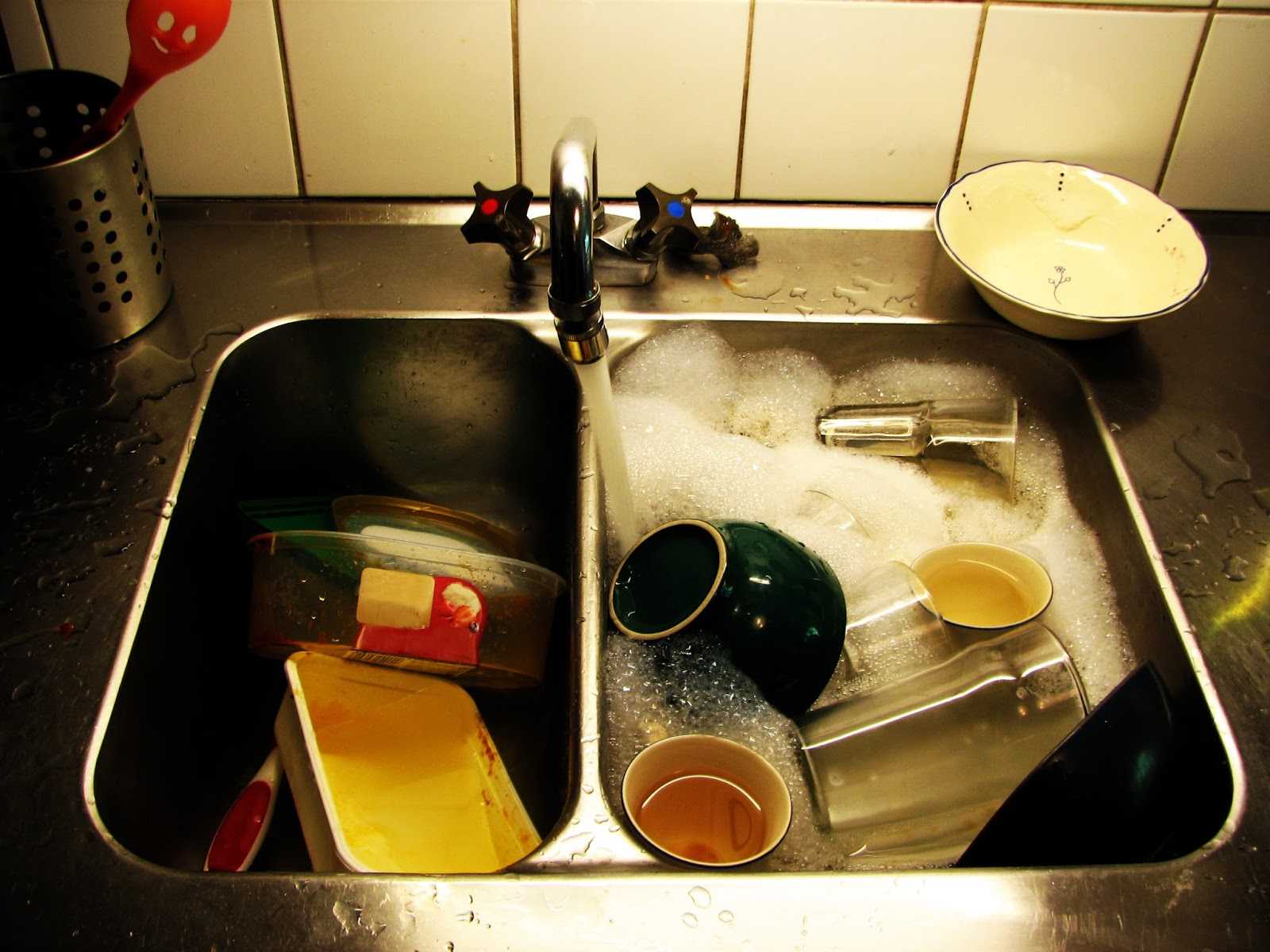 Мыть посуду ночью
