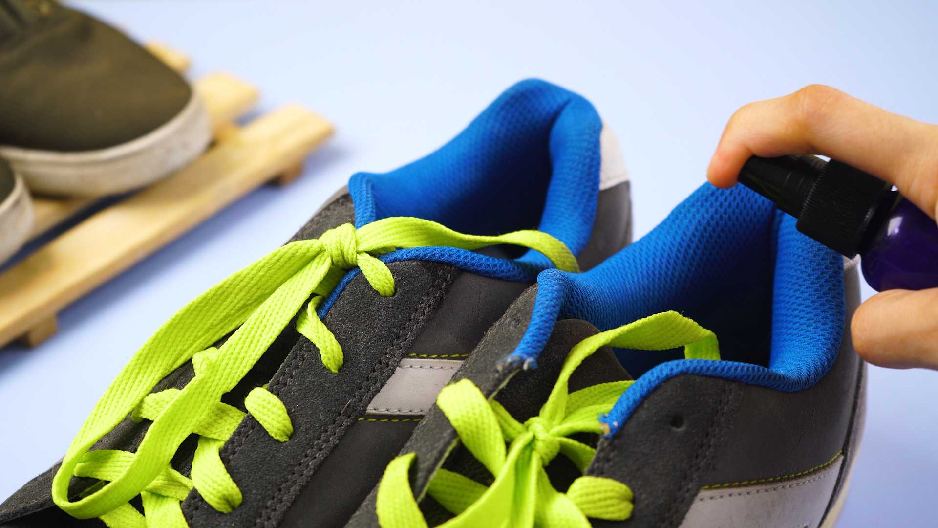 Как избавиться от неприятного запаха в кроссовках, из новой обуви в домашних условиях