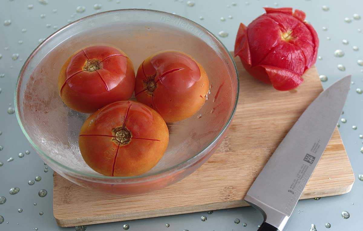 Как и чем можно быстро снять кожицу с помидоров?