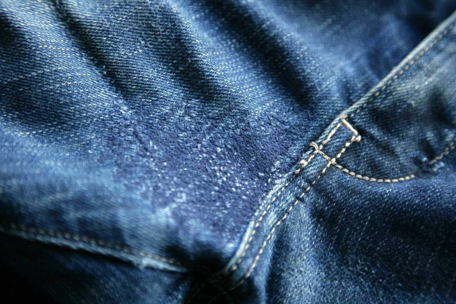 Как заштопать дырку на джинсах вручную, на машинке красиво на коленке, между ног, с заплаткой и без нитками - lipesinka.ru