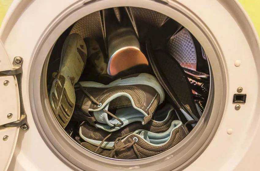 7 правил: как стирать кроссовки в стиральной машине и вручную