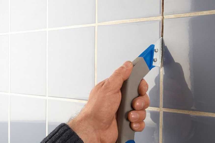 Как убрать затирку из швов плитки в домашних условиях: средства для удаления старой замазки в ванной - все о строительстве