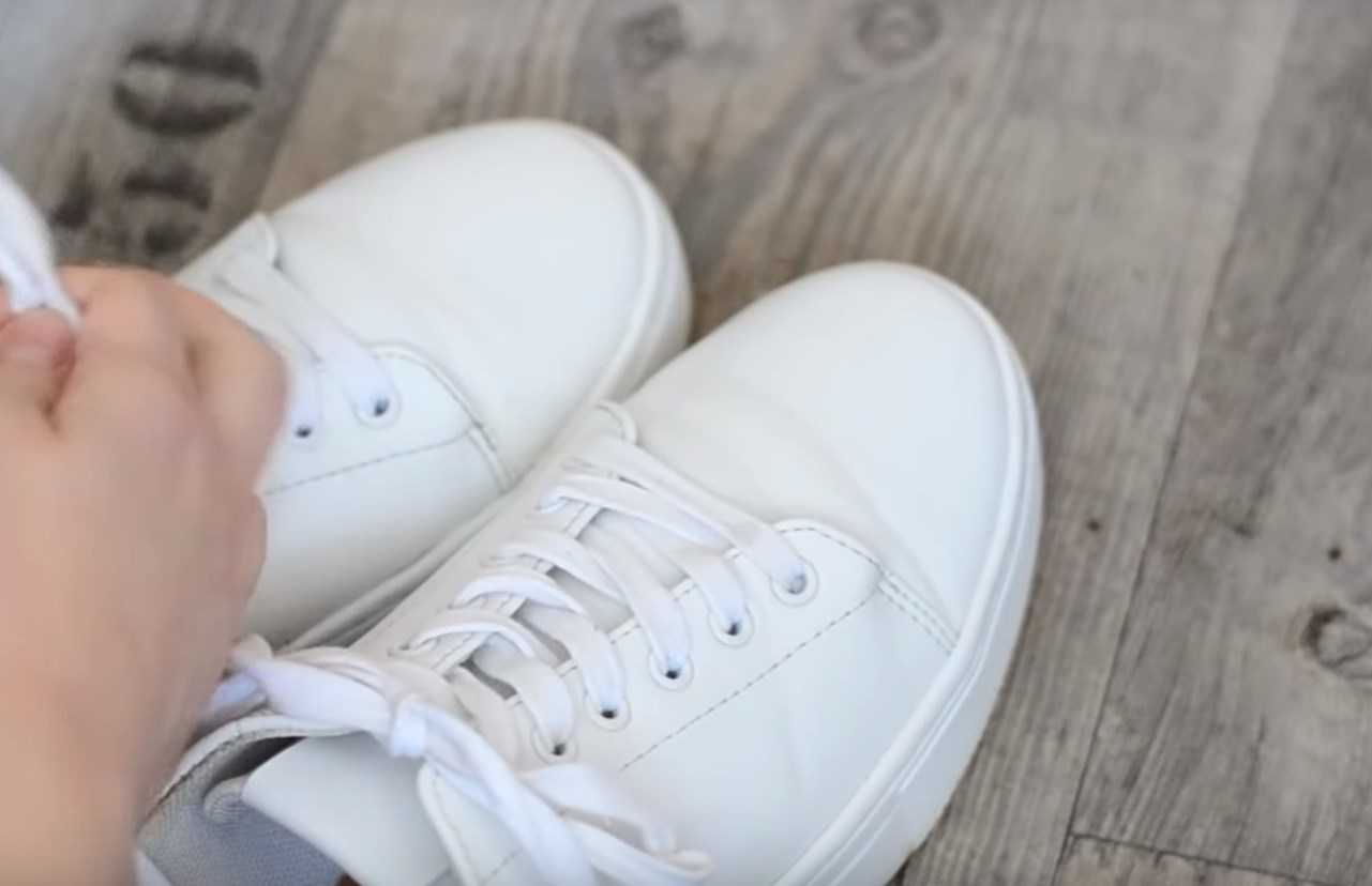 Как почистить белые кроссовки в домашних условиях, правила ухода, как вернуть белизну тряпочным и кожаным