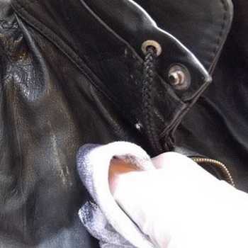 Как почистить белую кожаную куртку (рукава, воротник, подкладку), чтобы избавиться от грязи и пятен и сохранить цвет вещи