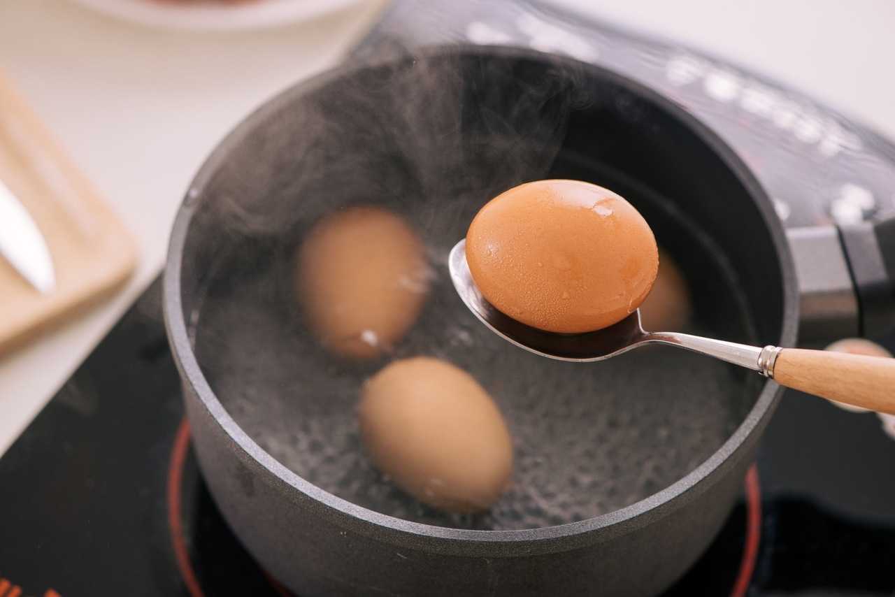 5 способов сварить яйца на завтрак (один из них похож на научный опыт)