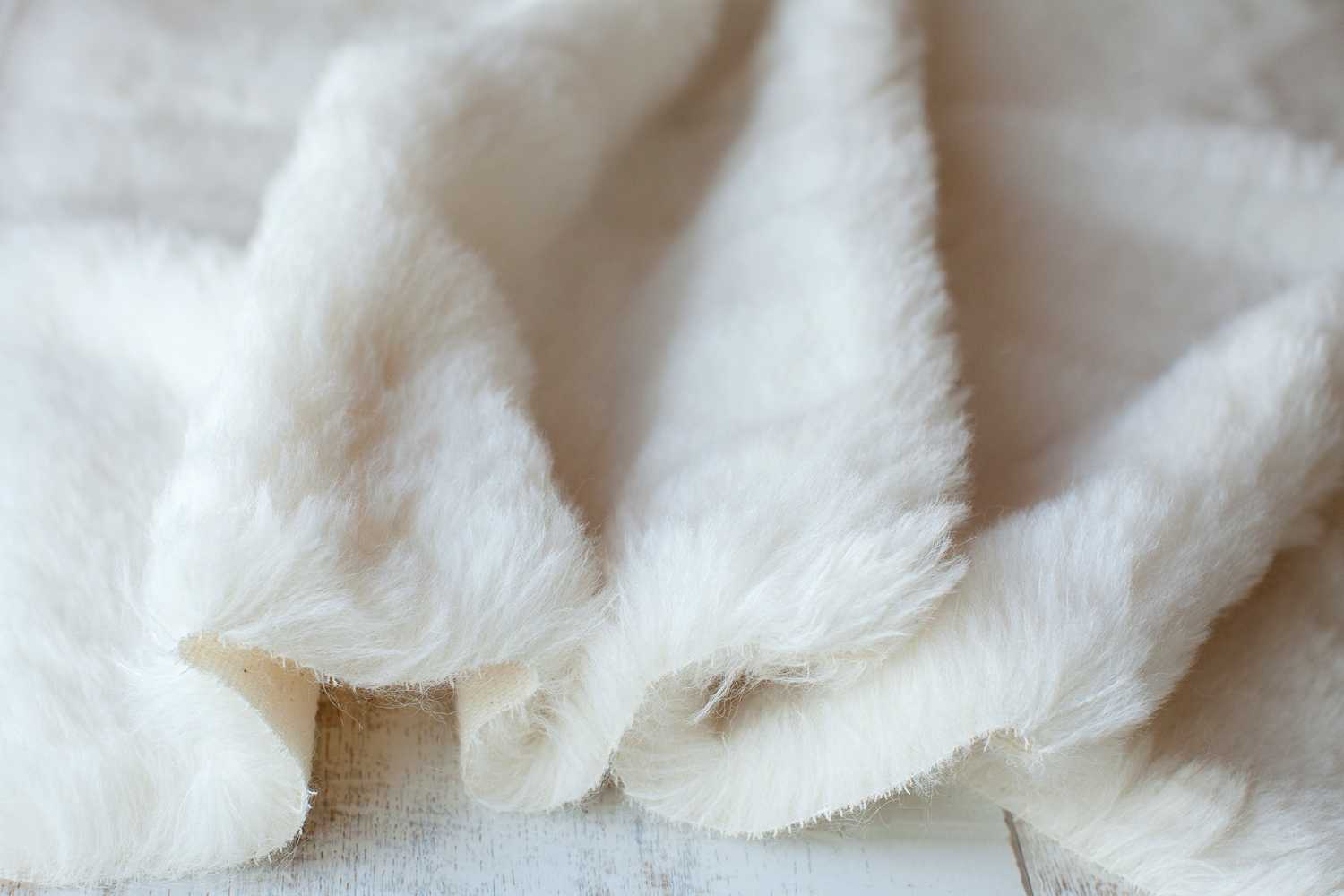 Как стирать мех (натуральный и искусственный) в домашних условиях, можно ли обрабатывать в стиральной машине, как почистить изделие руками?