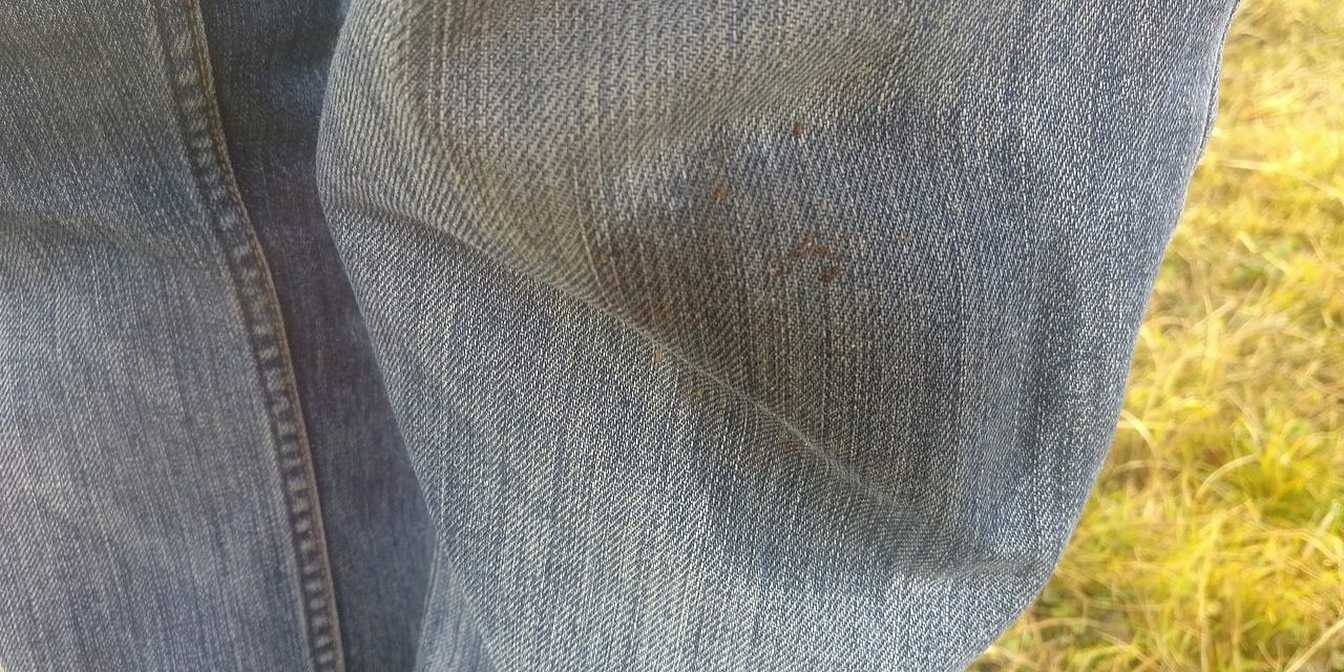 Как вывести пятно с джинсовой ткани: чем удалить желтые пятна, как замаскировать
