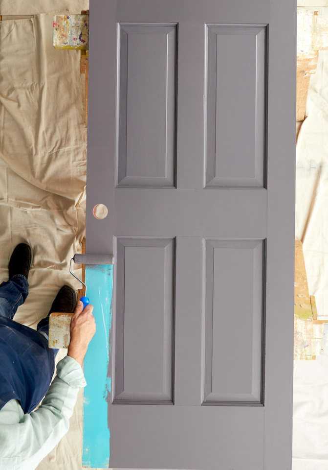 Как очистить и покрасить деревянную межкомнатную дверь