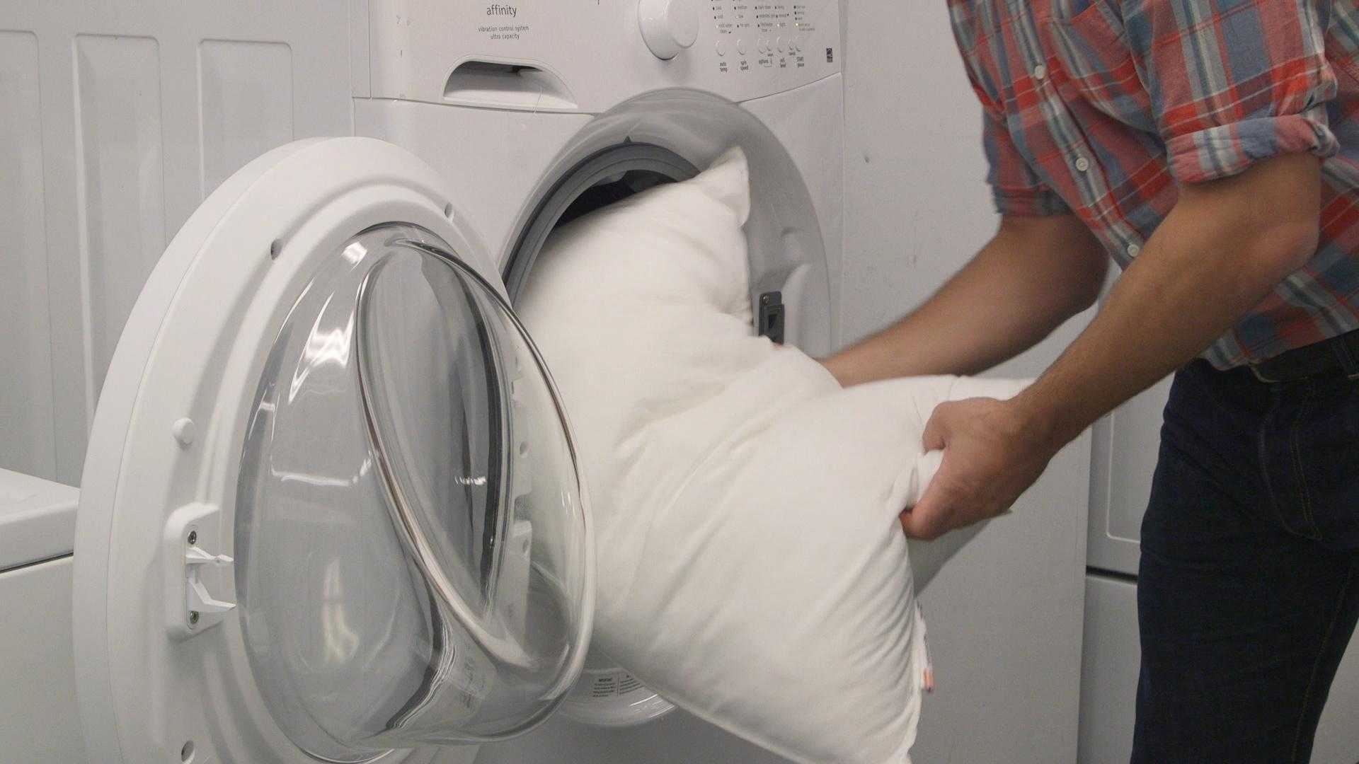 Как постирать перьевую подушку вручную и в стиральной машине