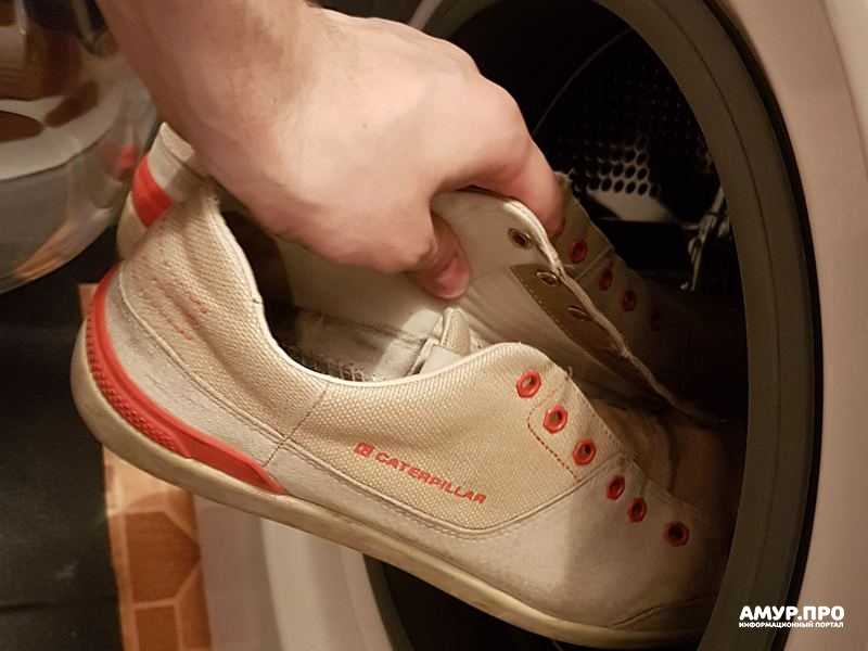 Как правильно стирать замшевые кроссовки, можно ли в стиральной машине