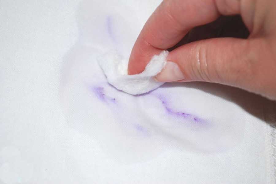 Как отстирать чернила от шариковой ручки с одежды? чем отстирать чернила от ручки с одежды: способы для белых, цветных, деликатных тканей