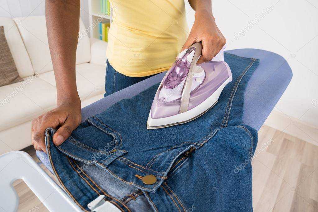 Как гладить джинсы утюгом и есть ли в этом необходимость Какие штаны из денима нельзя утюжить Полезные рекомендации по утюжке изделий из джинсовой ткани, чтобы они сохраняли форму и цвет