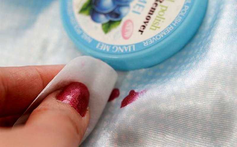 8 способов отстирать лак для ногтей с одежды, не испортив её