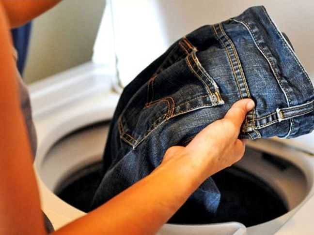 Как быстро высушить джинсы после стирки: на улице, в сушильной машине, феном, утюгом
