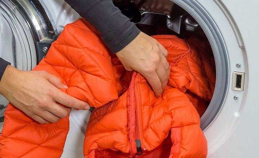 Как стирать зимнюю куртку в стиральной машине автомат: не пуховик (из полиэстера)