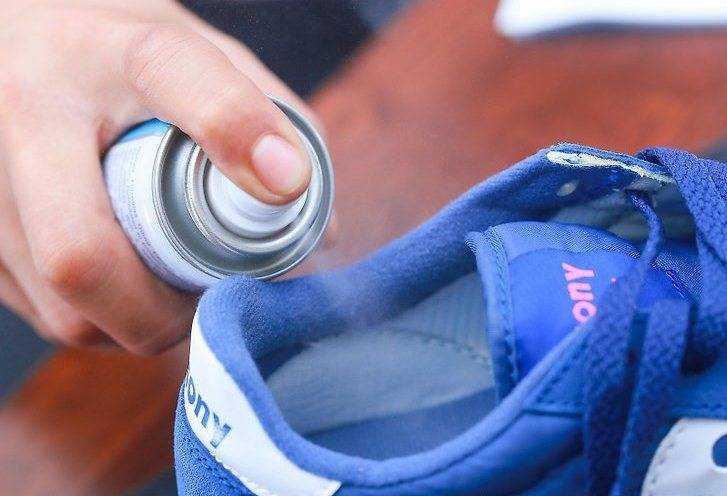 Как избавиться от запаха в кроссовках быстро?