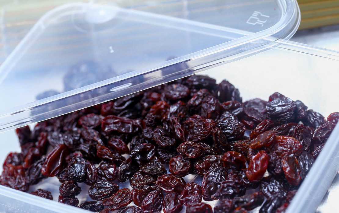 Изюм получается в процессе сушки винограда — как сушить