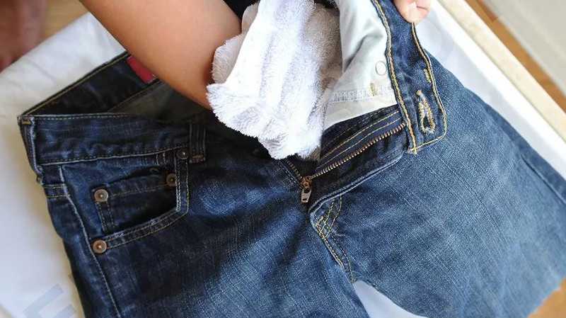 Как быстро высушить джинсы, штаны после стирки дома?