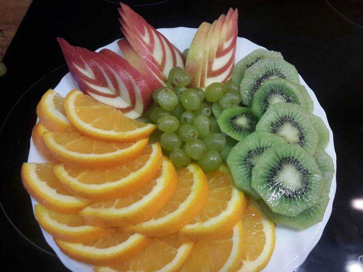 Самые красивые варианты фруктовой нарезки на праздничный стол Как и чем сделать нарезу, какие фрукты должны быть на столе Правила оформления