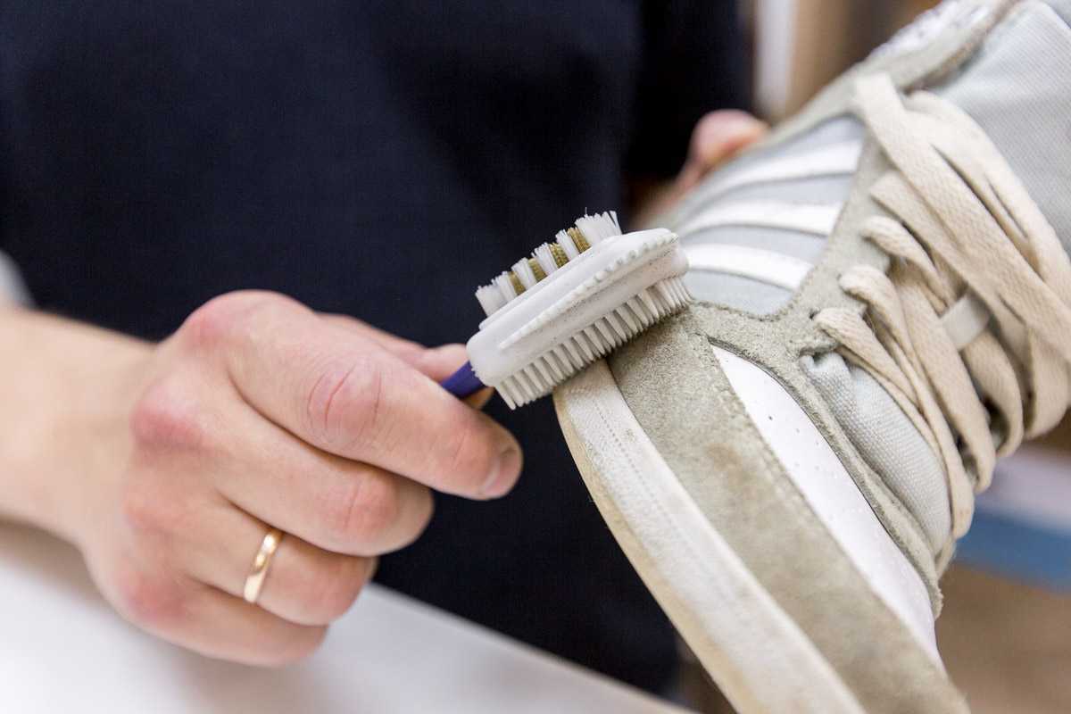 Как почистить кроссовки замшевые, как стирать и очистить замшевые кроссовки, можно ли стирать