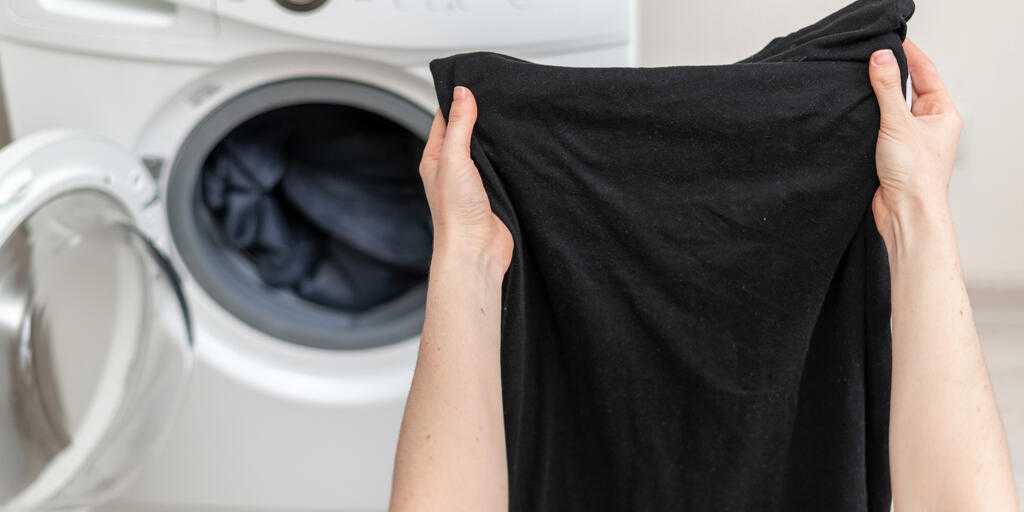 Средства по уходу за одеждой, чтобы освежить и восстановить цвет чёрным и цветным тканям в домашних условиях